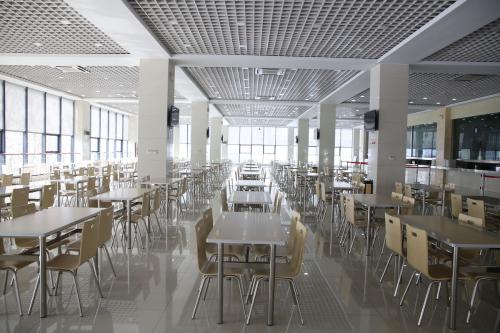 企業食堂承包給專業公司和自我管理有利有弊?